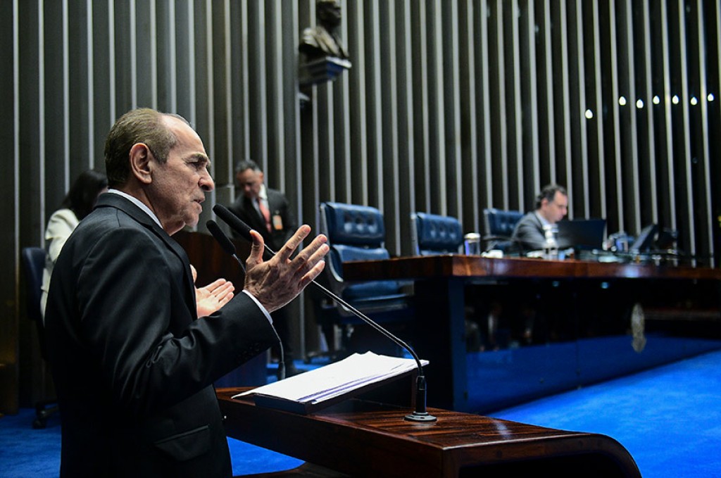Aprovada PEC que corta gastos e restringe abono do PIS/Pasep