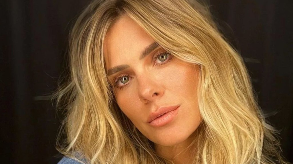 Carolina Dieckmann aposta em looks confortável para curtir Natal: ‘Q comecem’