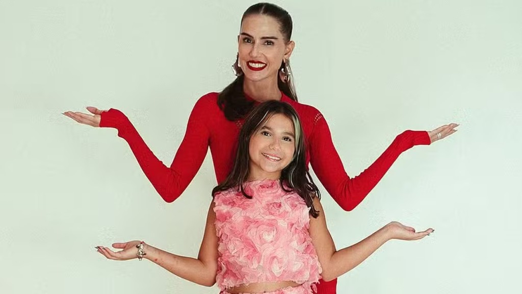 Deborah Secco exibe look poderoso para passar Natal com a filha: ‘Eu e ela’