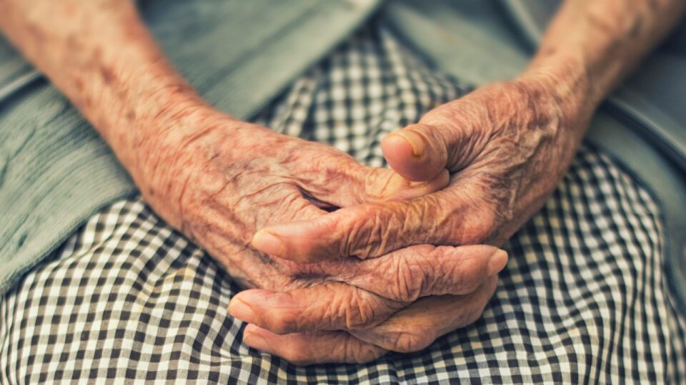 Dormir mal afeta o cérebro? Entenda a ligação entre a apneia e o Parkinson