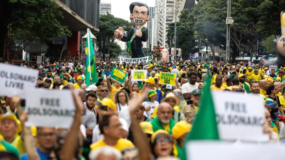 Contemplando as massas: as manifestações de 01/03