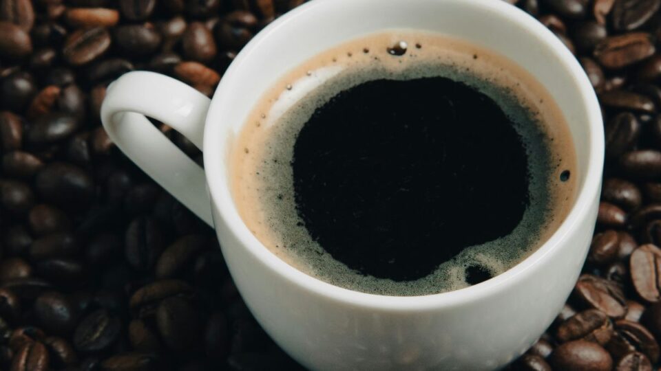 Café e humor: a ciência explica se a bebida realmente faz bem ao cérebro