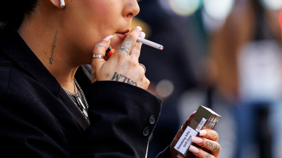 Como o Reino Unido pretende proibir o cigarro para as próximas gerações?