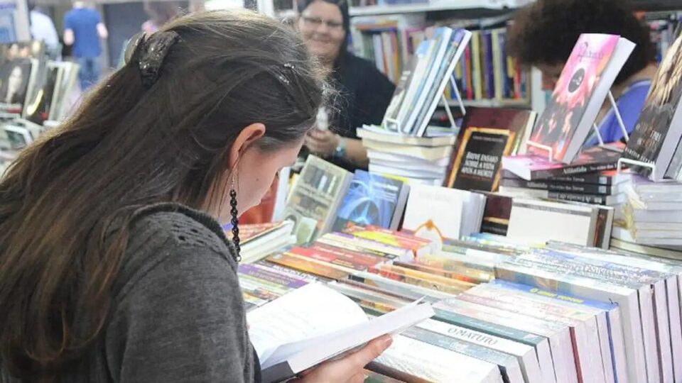 Influencer de livros é cancelada e perde trabalhos por não divulgar literatura LGBT