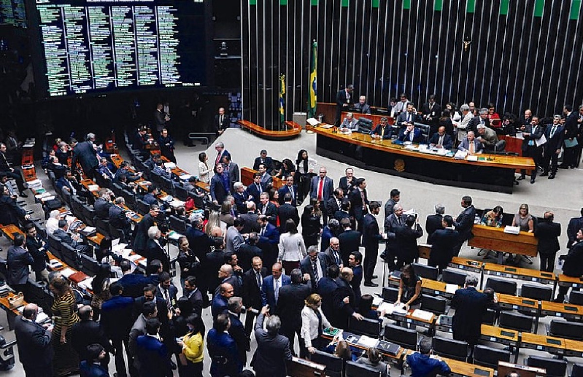 Fim da escala 6×1 avança e Câmara dos Deputados define relator para votação nesta terça