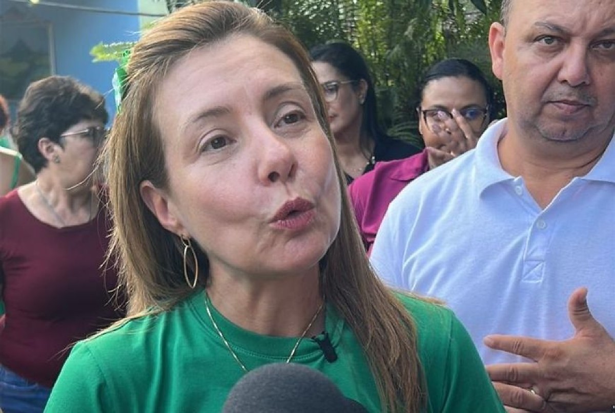 Flávia Moretti decreta corte de 50% nos gastos e congela convocação de aprovados em concursos