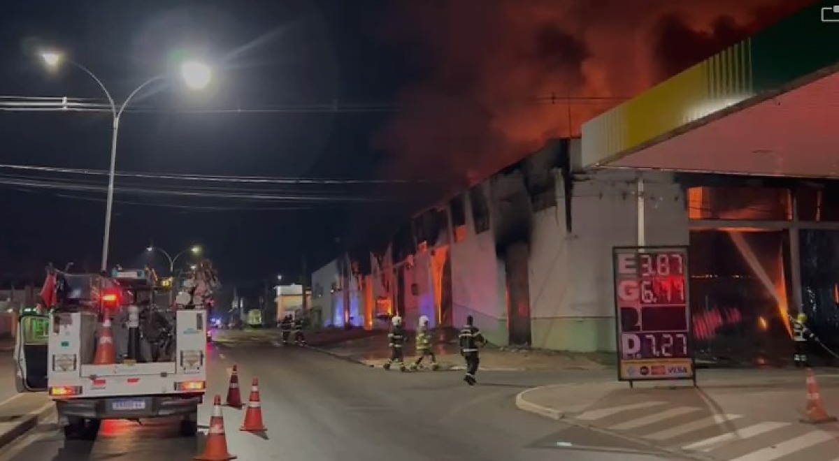 Incêndio destrói anexo da Secretaria de Educação de Várzea Grande; prédio fica ao lado de posto de combustível