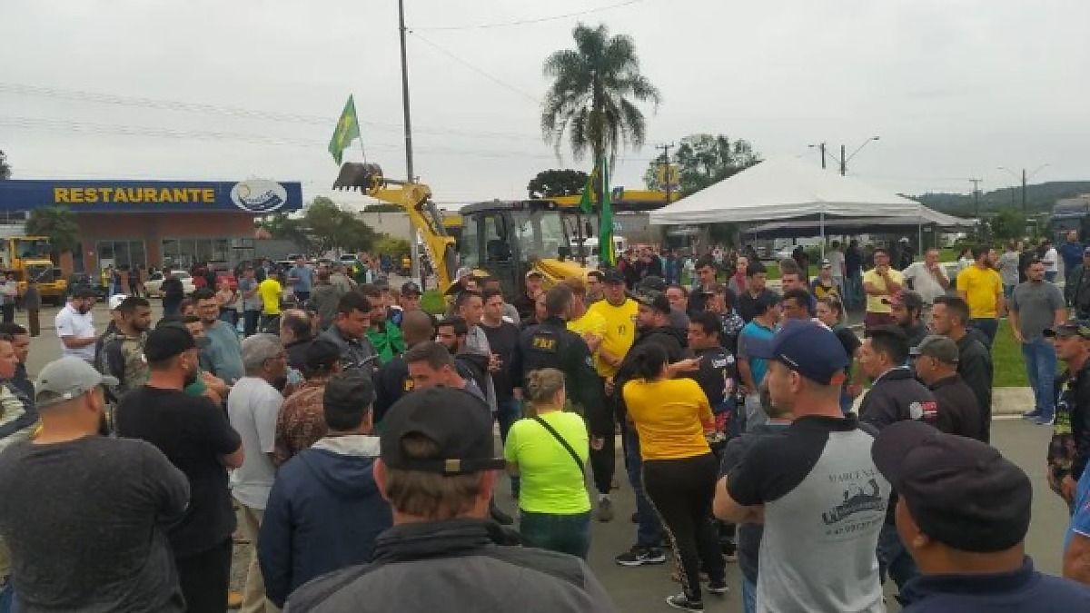 Câmara aprova anistia a multas por bloqueios de estradas após derrota de Bolsonaro e cria piso de R$ 5 mil para caminhoneiro
