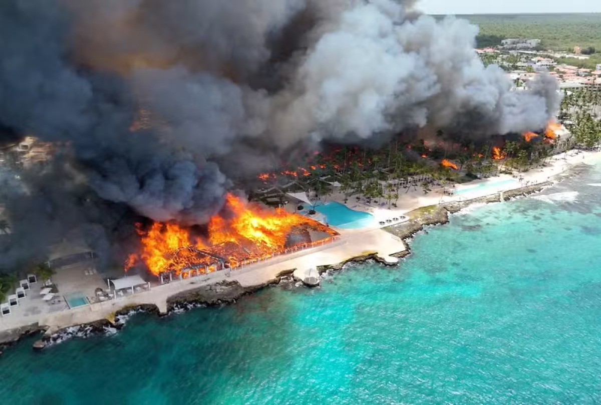 Incêndio destrói resort no Caribe e mata uma turista