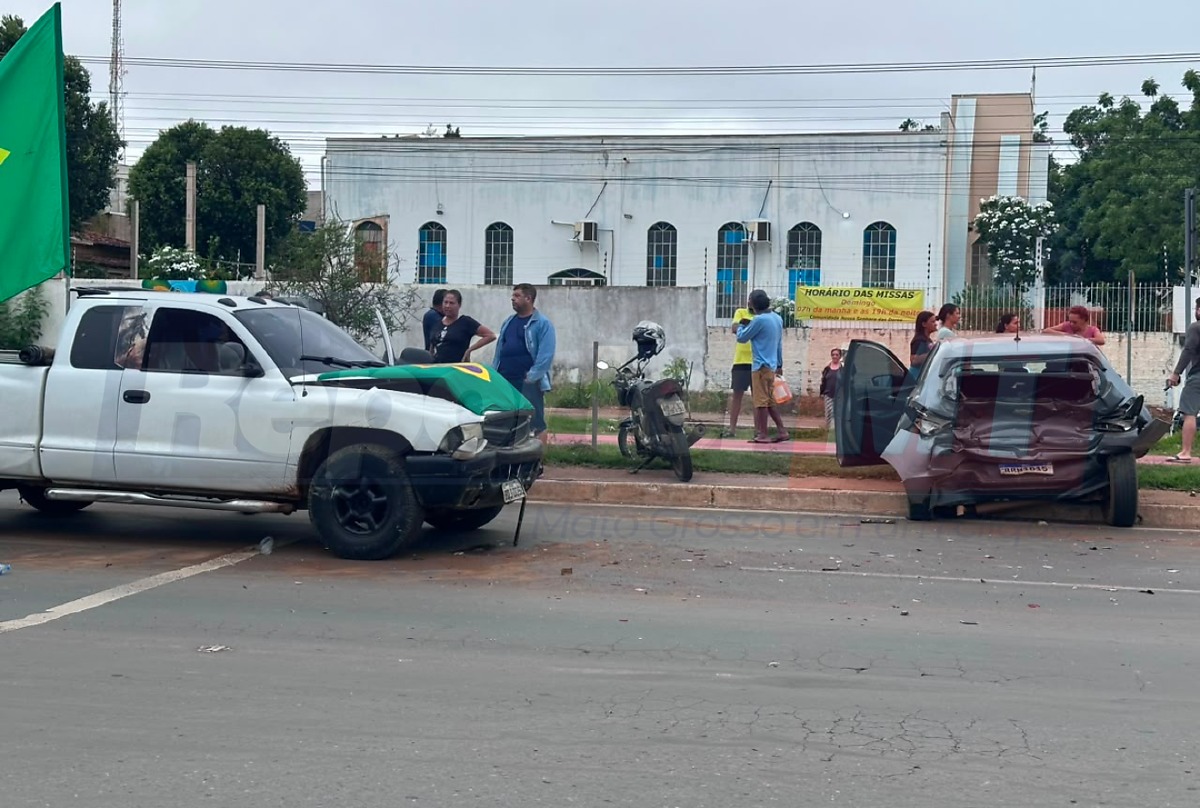 Onix salva pedestres de atropelamento e fica destruído após ser atingido por caminhonete em alta velocidade em Cuiabá