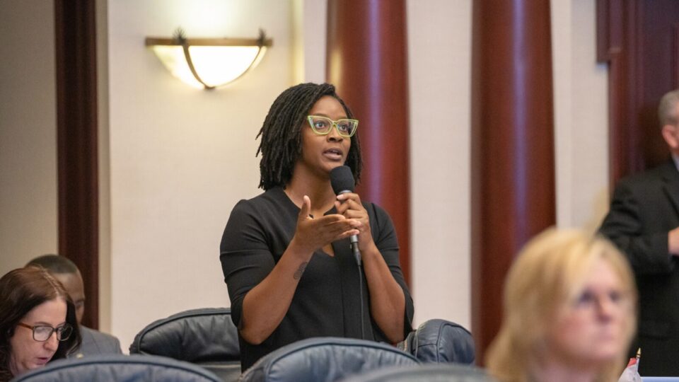 Quem é a candidata socialista que surpreendeu o Partido Democrata na Flórida