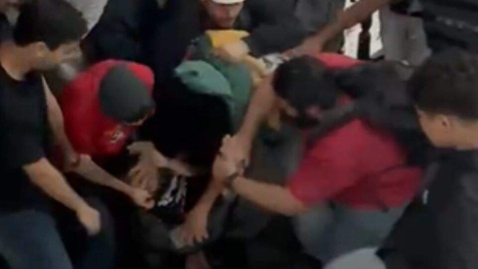 Alunos da UFRJ espancam colega por usar camiseta associada ao nazismo