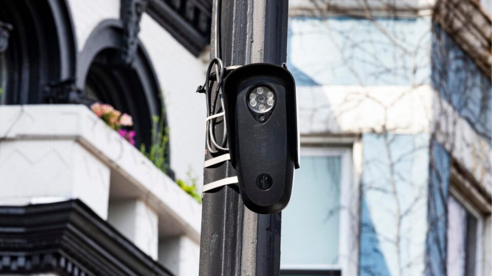 O que são as cameras Flock, acusadas de violação de privacidade nos EUA