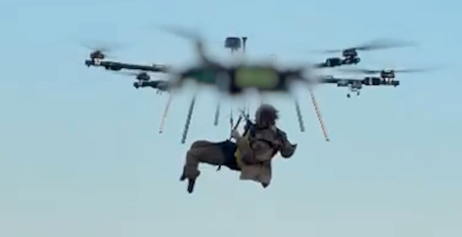 Exército ucraniano usa drone para fazer salvamento inédito de soldado ferido; veja VÍDEO