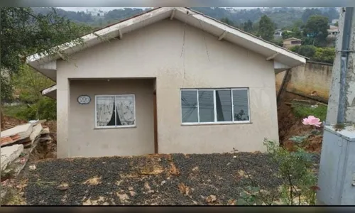 Casa desliza por barranco e fica inteira após chuvas no PR; veja o vídeo