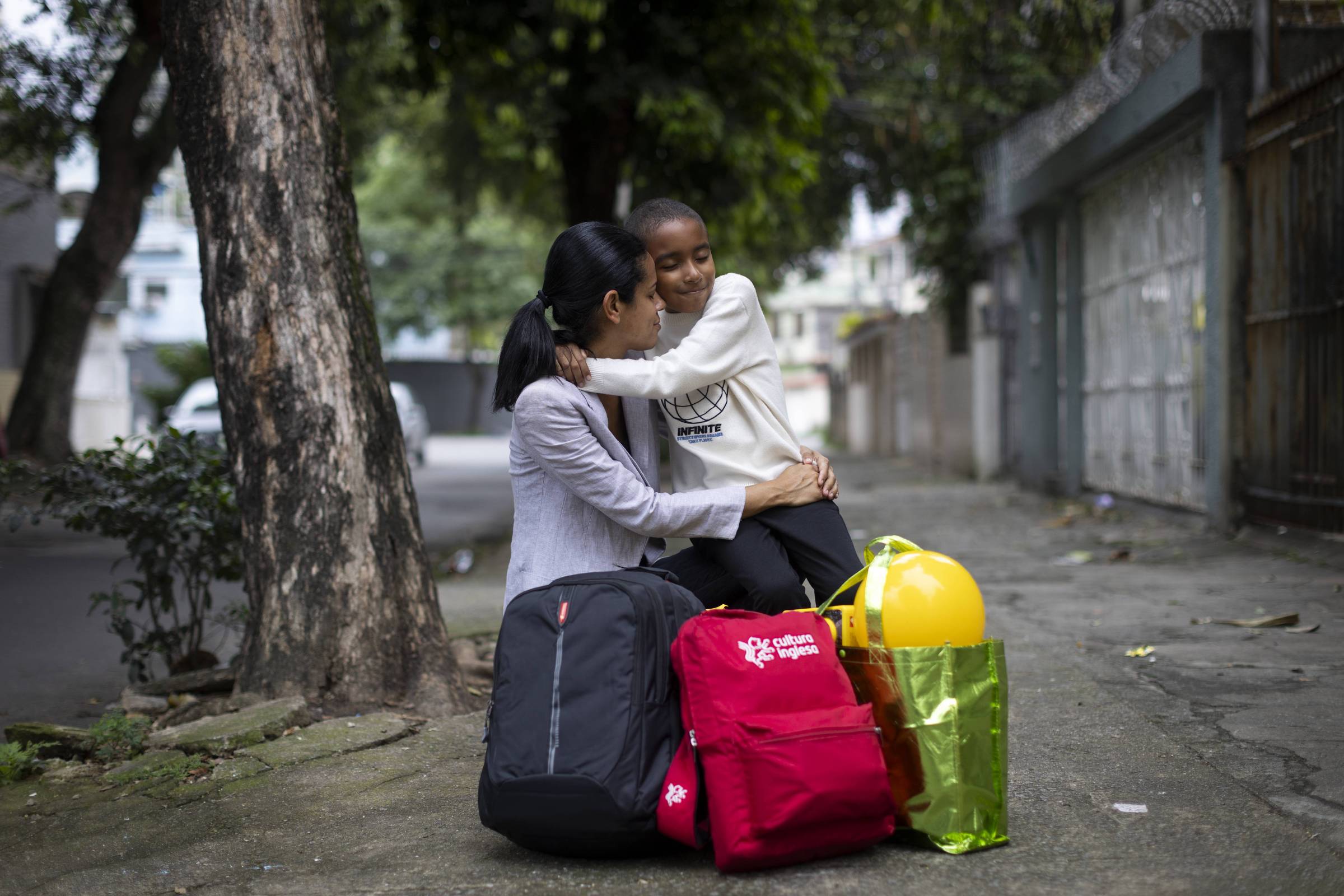 Após abrigos e mudanças, menino superdotado retoma estudos com bolsa no Rio