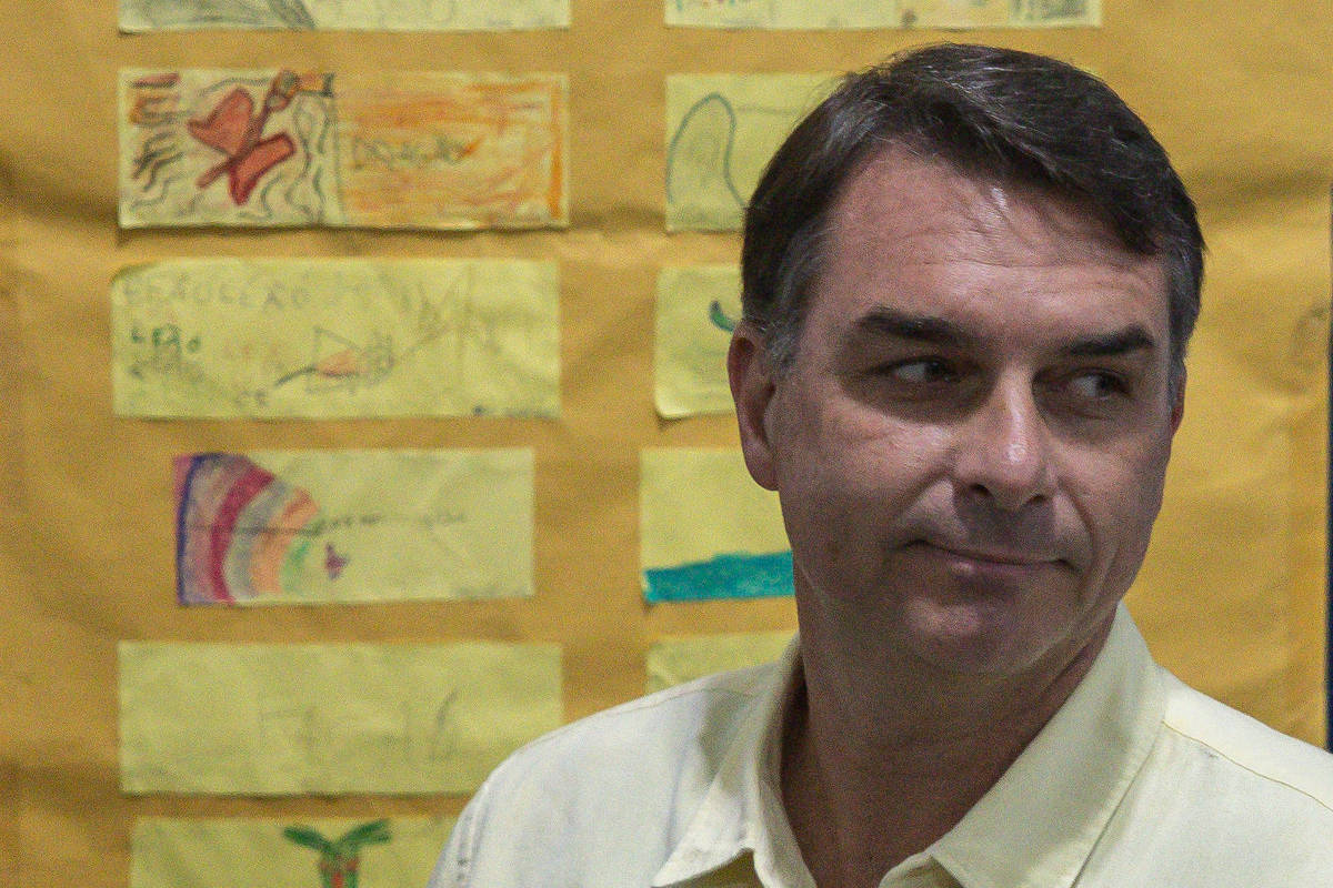 Flávio Bolsonaro, que não reconhece derrota, disse em sabatina que respeitaria resultado