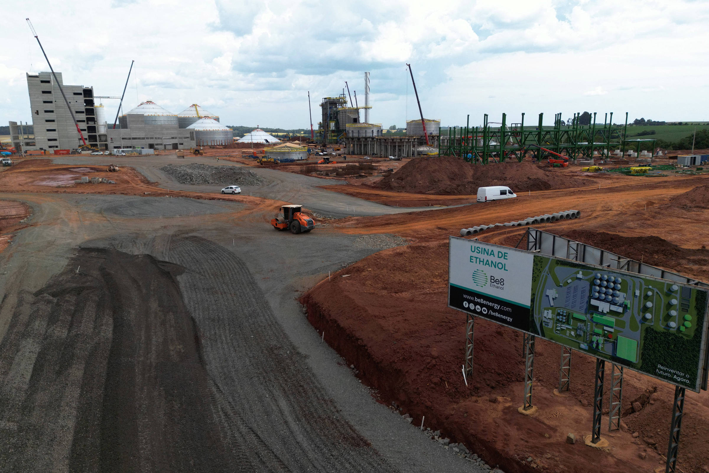 Juros altos freiam construção no 3º trimestre, mas infraestrutura sustenta empregos