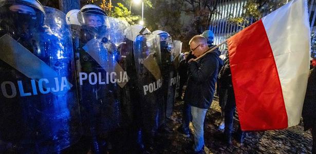 Presidente da Polônia tenta entrar à força em tribunal após crise no país